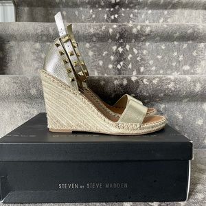 STEVEN by Steve Madden Kaye Gold Wedges SZ 9 rockstud